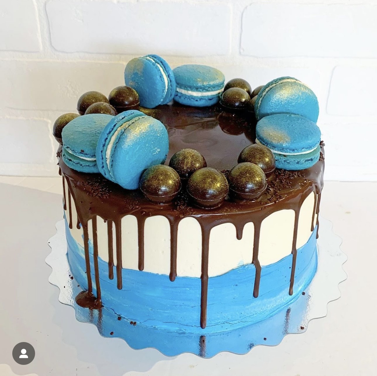 Cake with macarons